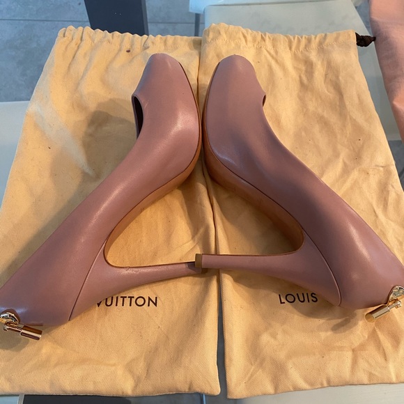 Nude/blush color Louis Vuitton heels. - Picture 4 of 7